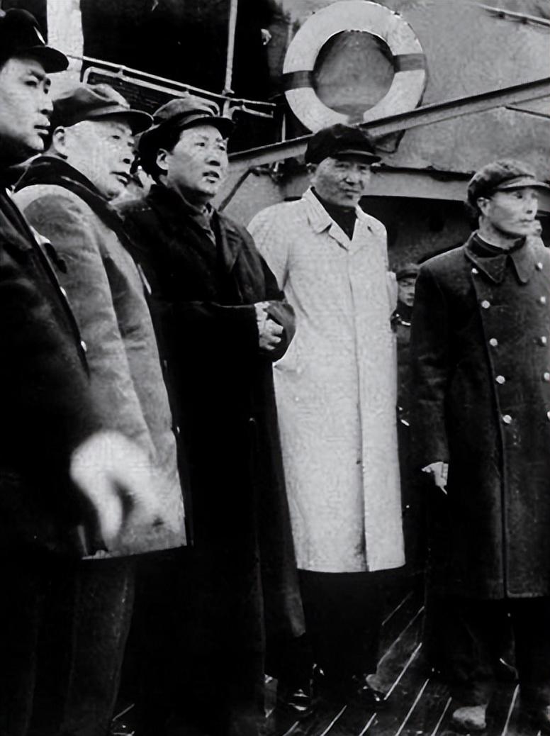 咱们海军当年发展航母，憋屈得不行。陆军空军都好办，海军却卡在经验、人才和工业上。