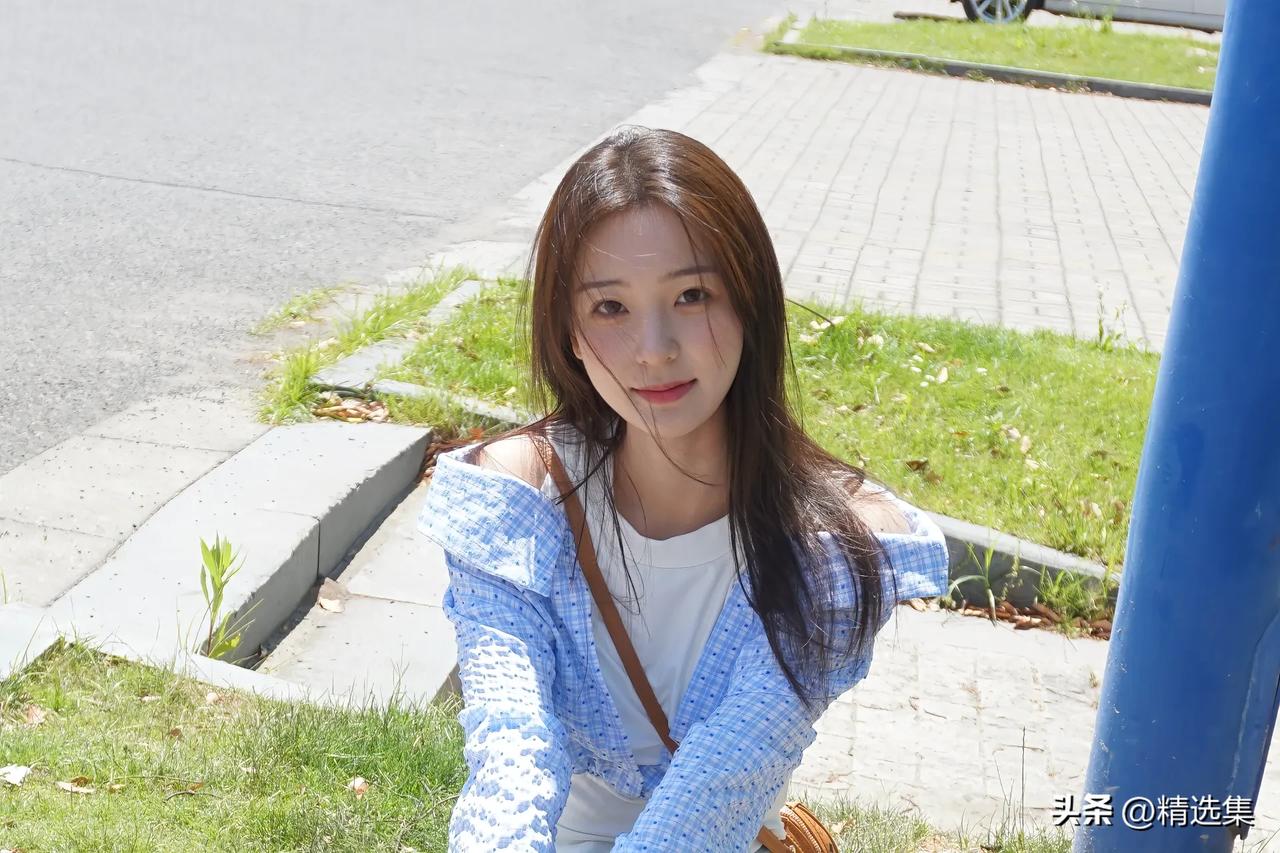 阳光明媚的午后，少女在公园里微笑自拍。
