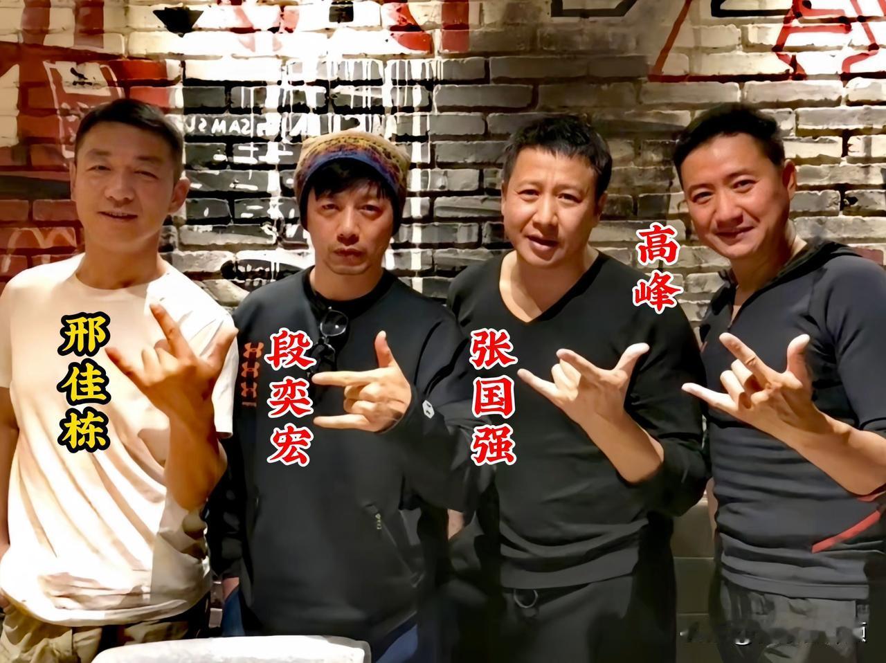 《士兵突击》扮演者高峰、张国强、段奕宏、邢佳栋，在一起的一张留影。
当年的伍六一