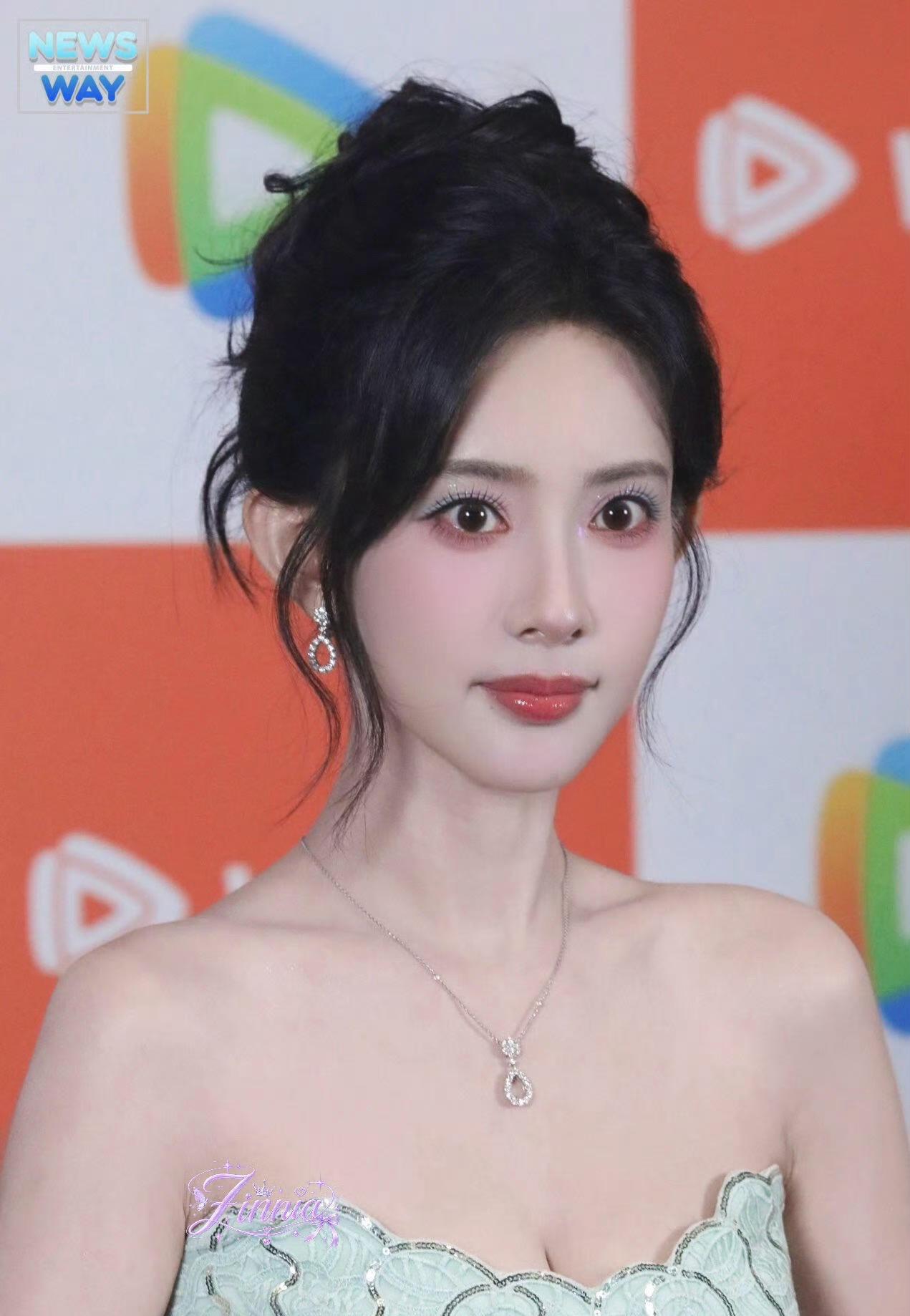 孟子义这个妆真好看，不是万年不变的大红唇了，显得人粉粉嫩嫩的，真的觉得她这种妆容
