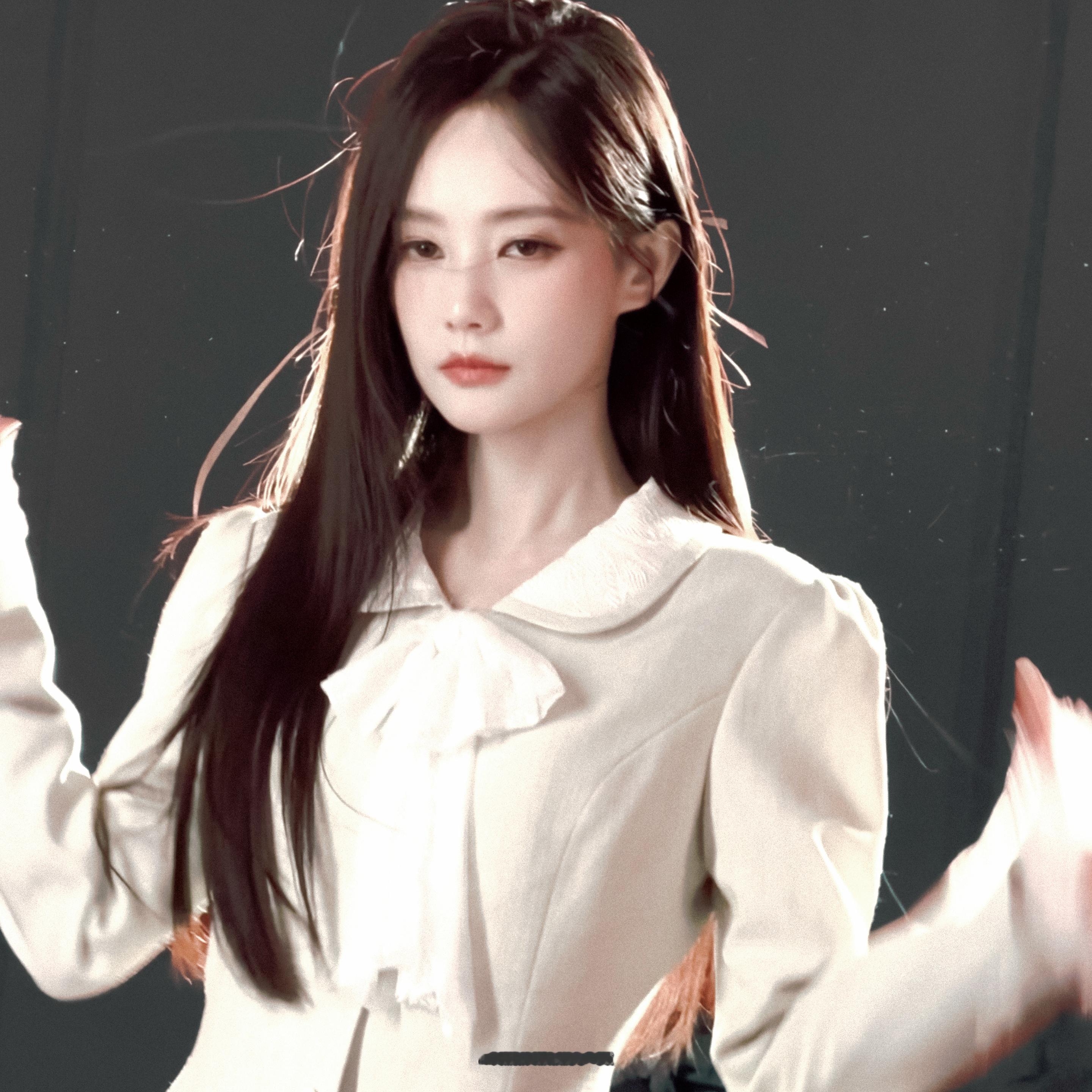 🤍🩶 纯洁 神圣 羽毛 光 和 雪--李一桐·李一桐我不是大师官宣海报 ​​