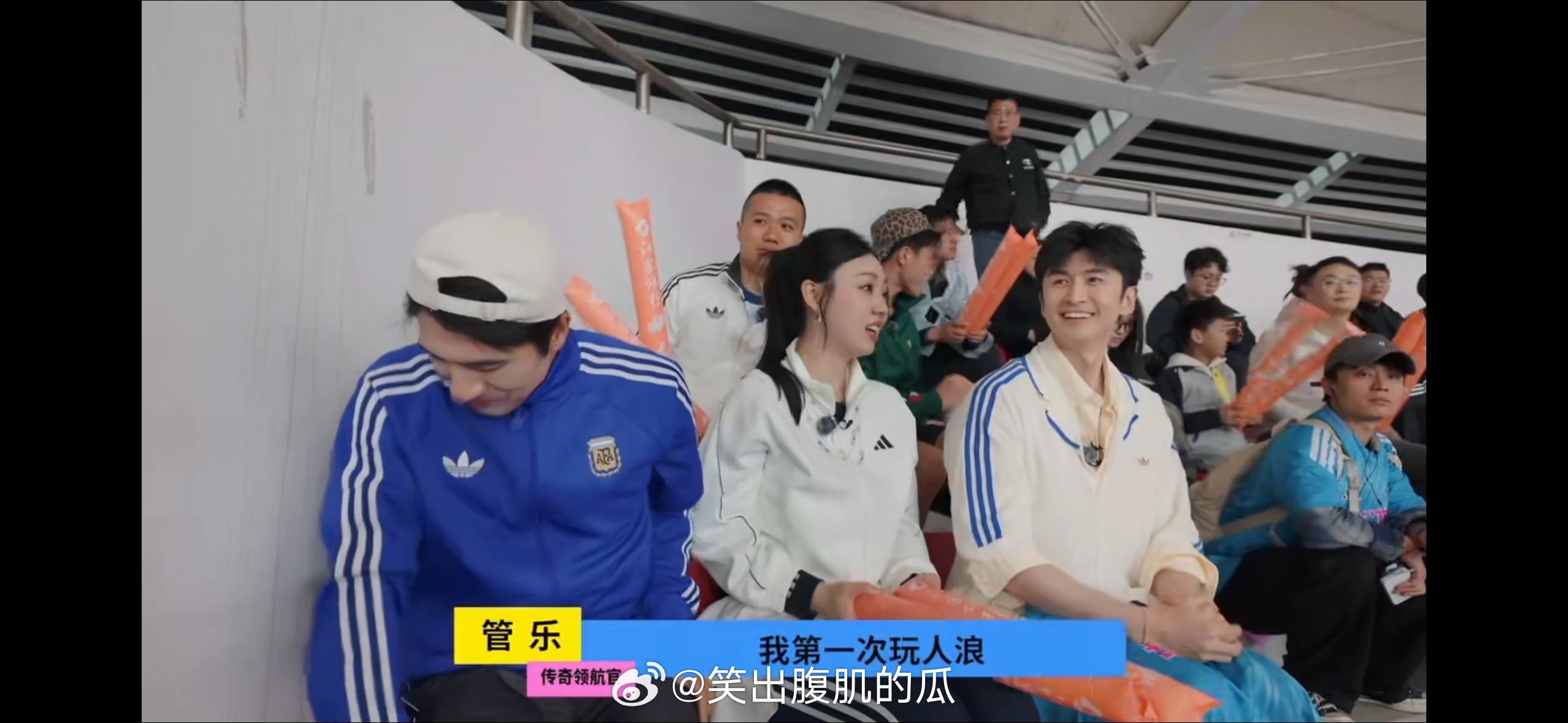 管乐张云龙看苏超真上头从开场到结束全程专注观战，张云龙和管乐不停互动开麦，一举一