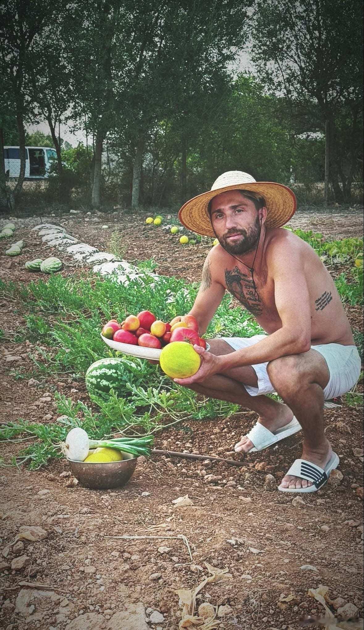 还能认出这位在马洛卡种菜种水果的是谁么？此前效力过多特蒙德、勒沃库森和莱比锡等队