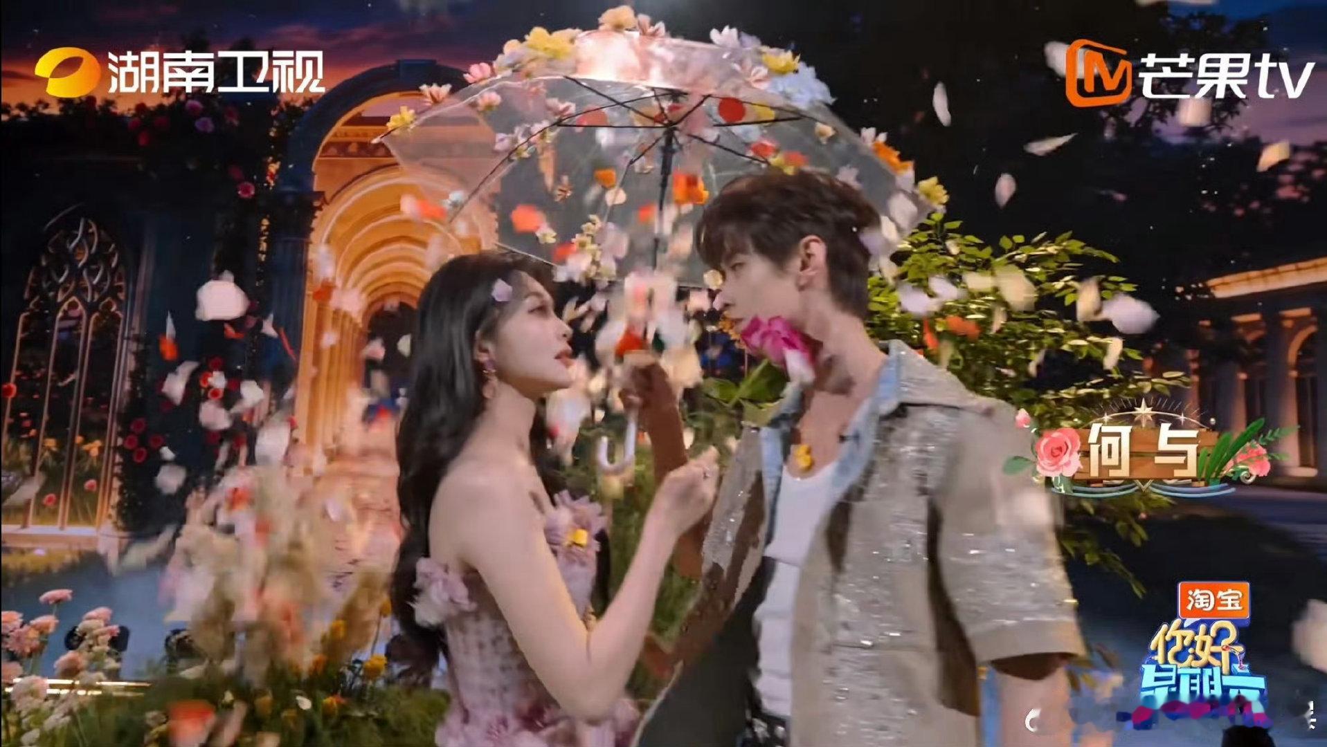 孟子义何与花伞借位吻真的一秒坠入偶像剧现场，完全就是古装甜宠剧男女主氛围感，浪漫