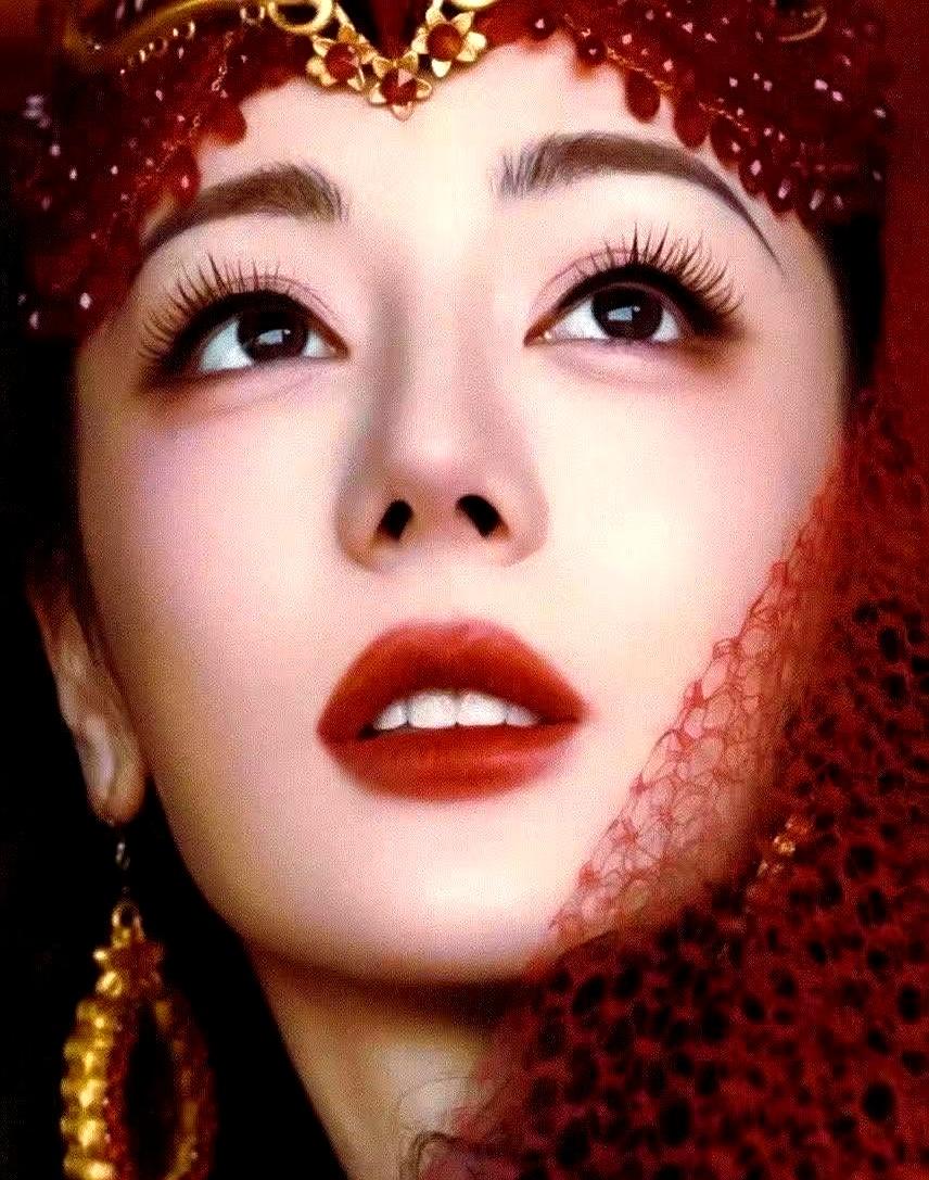 迪丽热巴滞留迪拜3天，没走明星通道，没发一条求助。
2月28日落地迪拜，原定转