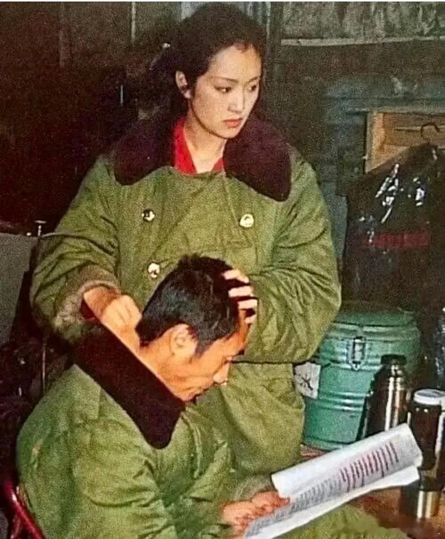 这张照片是1987年电影《红高粱》在山东高密外景地的休息抓拍，坐着的是37岁的张
