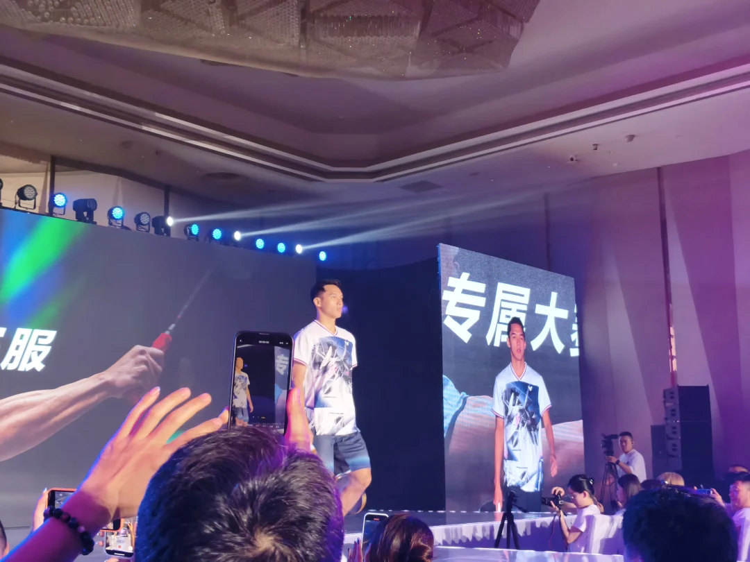 见过球星打球，见过球星走秀吗？