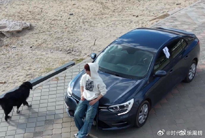 丁程鑫车窗晒袜子丁程鑫也太有生活感了吧！车窗晒袜子这种小细节好可爱，完全没有偶像