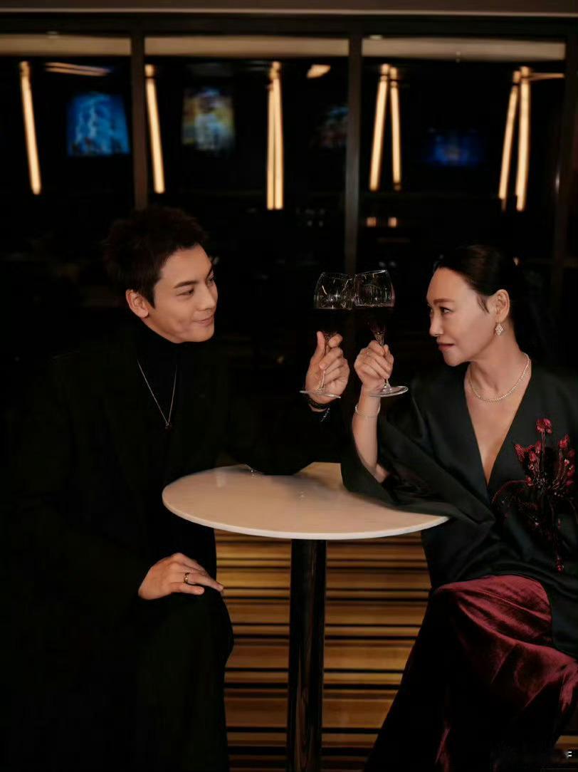 惠英红以为陈伟霆会找自己演MV 两位的关系真的特别好，期待能有下次的合作！ 
