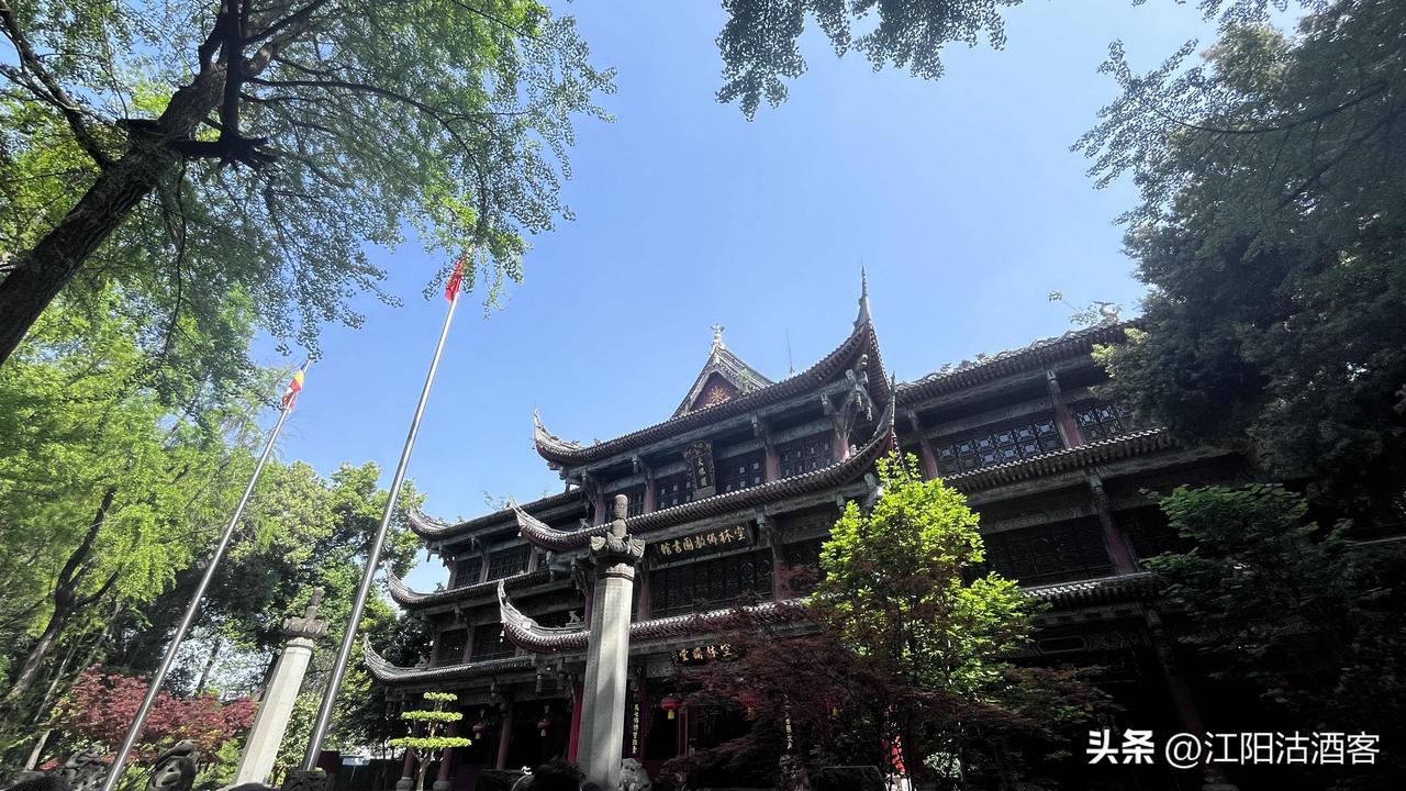 春假和清明外出游玩的人很多比如成都好多地方人挤人，我觉得没必要抱怨和嘲讽，因为那