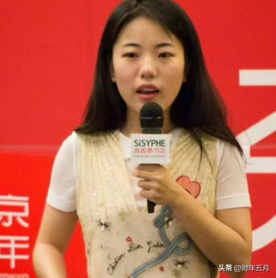 中国人民大学通报，经调查认定蒋方舟构成学术不端行为，决定撤销其硕士学位。
蒋方舟