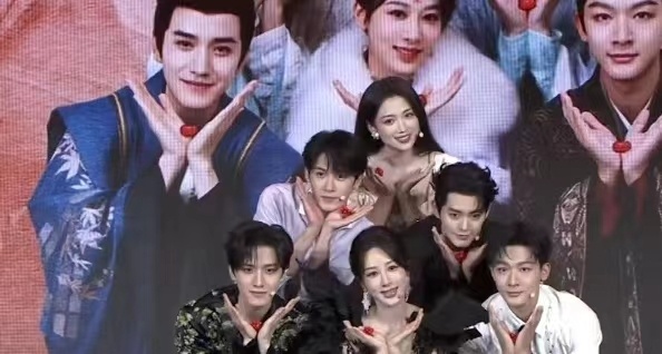 #杨紫还原手捧相思豆海报##杨紫手捧相思豆#杨紫手捧相思豆，哇塞可以的 ​​​