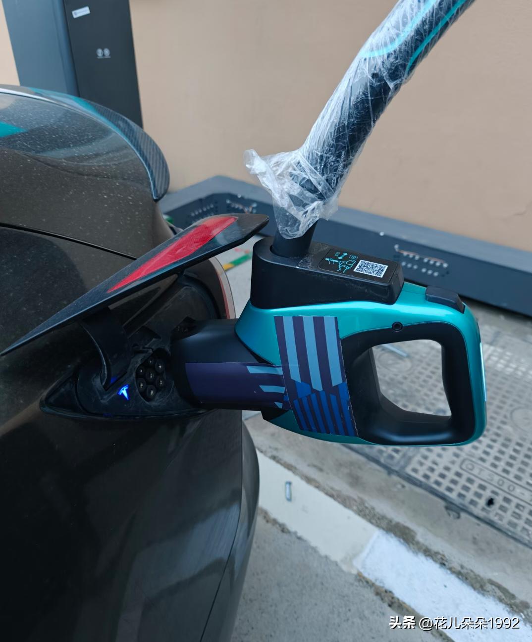 电车成本碾压油车，为啥还有人坚持买油车
算笔账就很直观：
电车一百块能跑上千公里