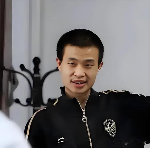 有人说他"形象朴素"不适合当老师，有人笑他"馒头白水"活得太寒酸。
结果呢？他用