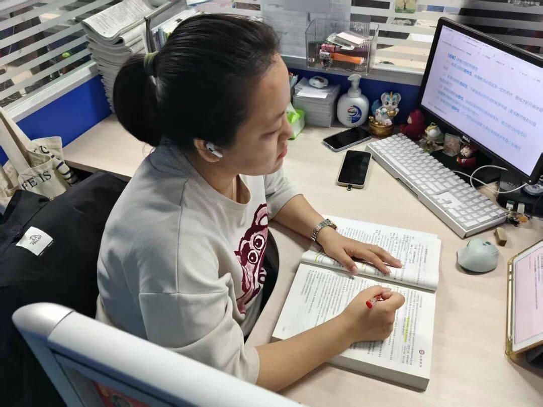现在一个很现实的问题摆在很多学校面前：
班主任岗位，居然慢慢变成了大家都不想接手