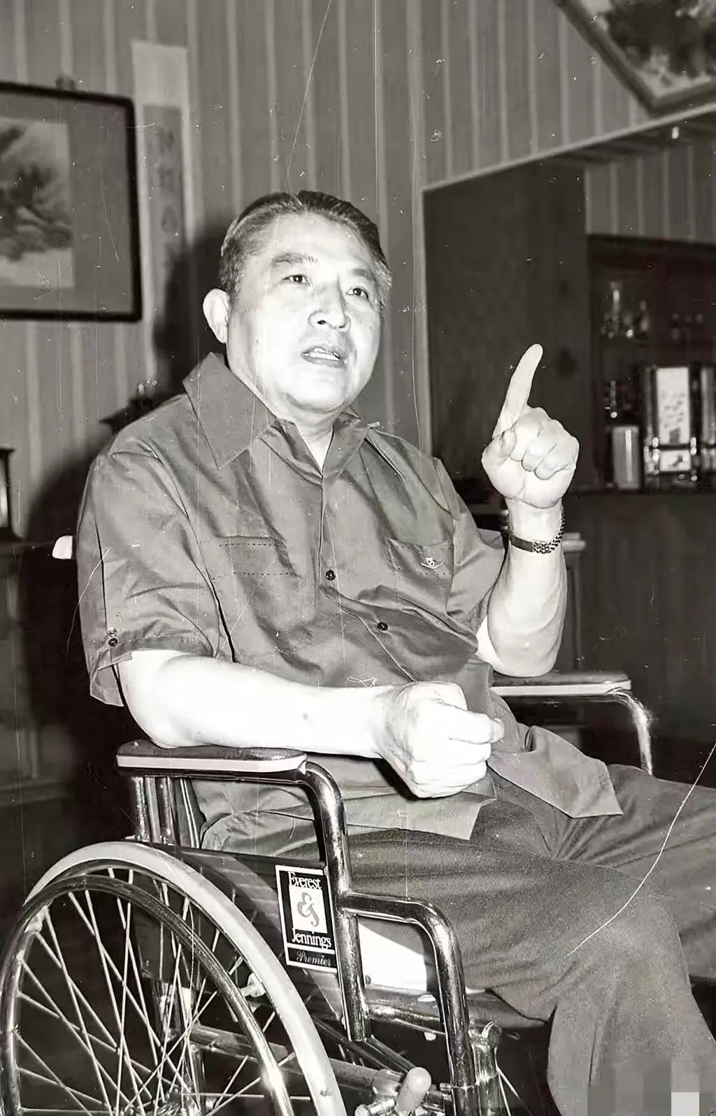 上世纪 70 年代末，轮椅上的于豪章专注交谈，他身份特殊，是蒋介石义子。安徽籍的
