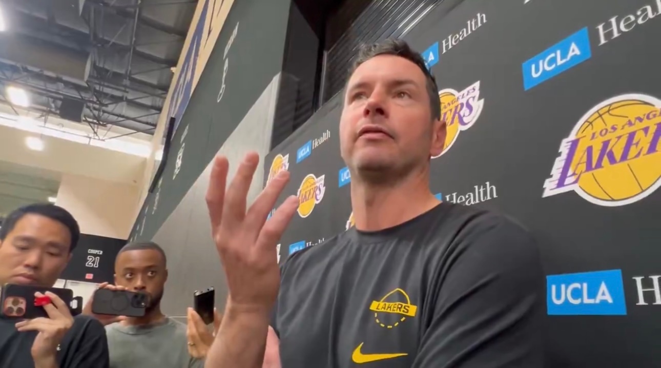 雷迪克谈球队变得更团结的原因时说道：“这很有趣，我刚进NBA那时候没多少人打高尔