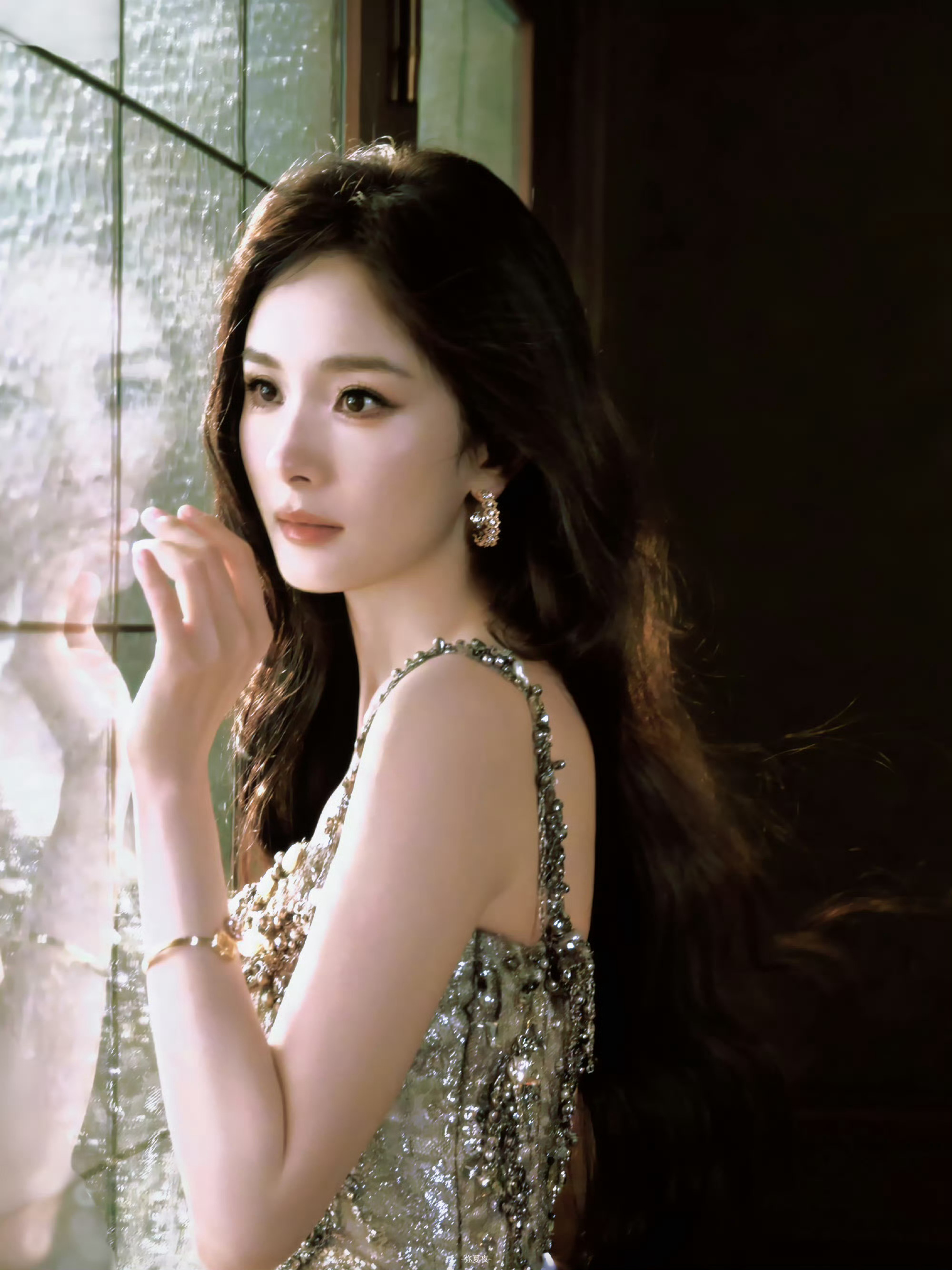 杨幂董洁手牵手姐姐好美！美女们友谊长存呀！ ​​​