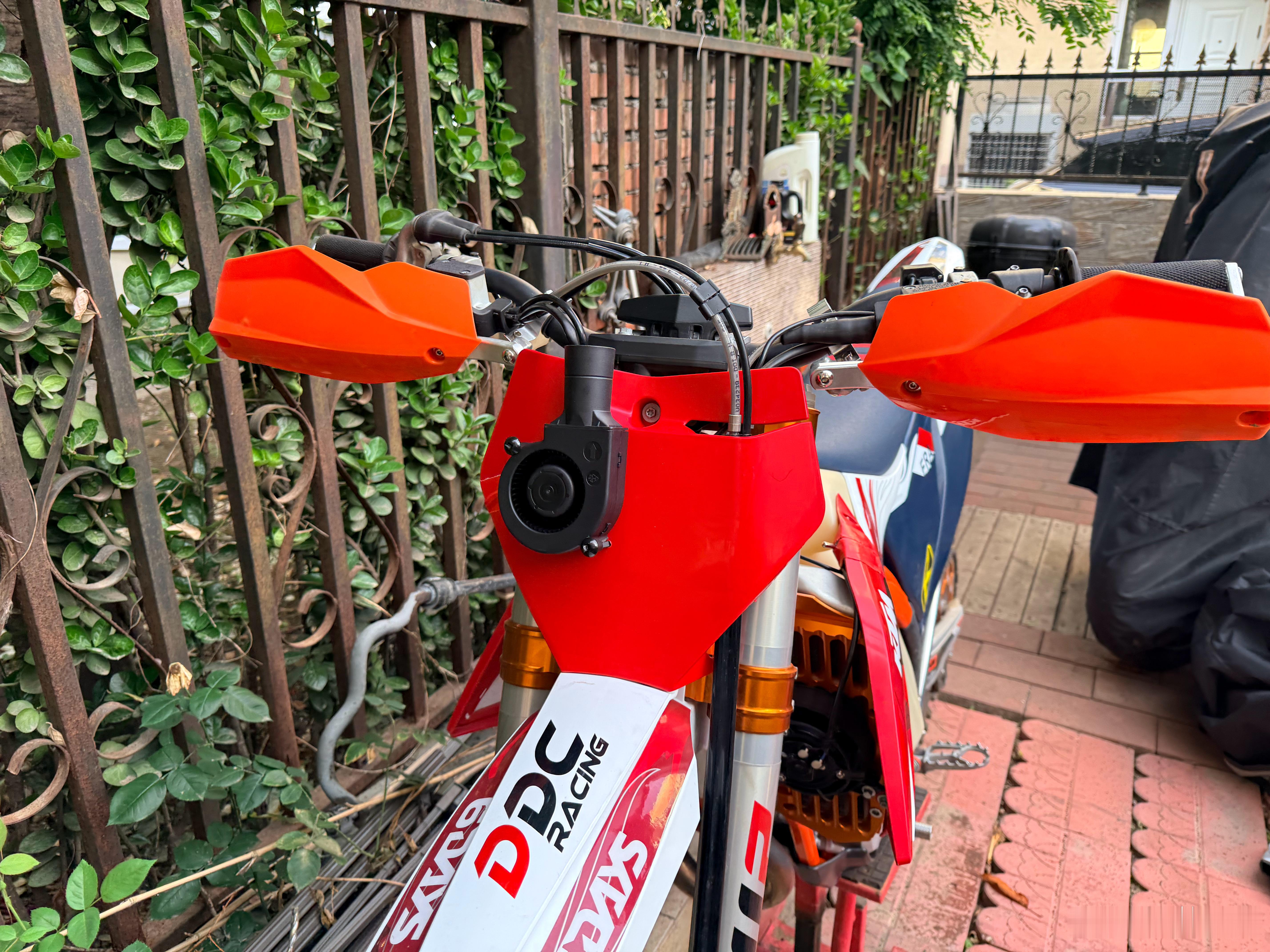 给胡总送我的ktm 350exc加装了一个鼓风机，低速林道练车对着头吹，角度不对