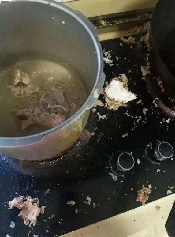 煮排骨汤时高压锅爆炸，锅盖炸飞女子脑袋被砸伤当场昏迷，医生紧急提醒这种高压锅爆炸