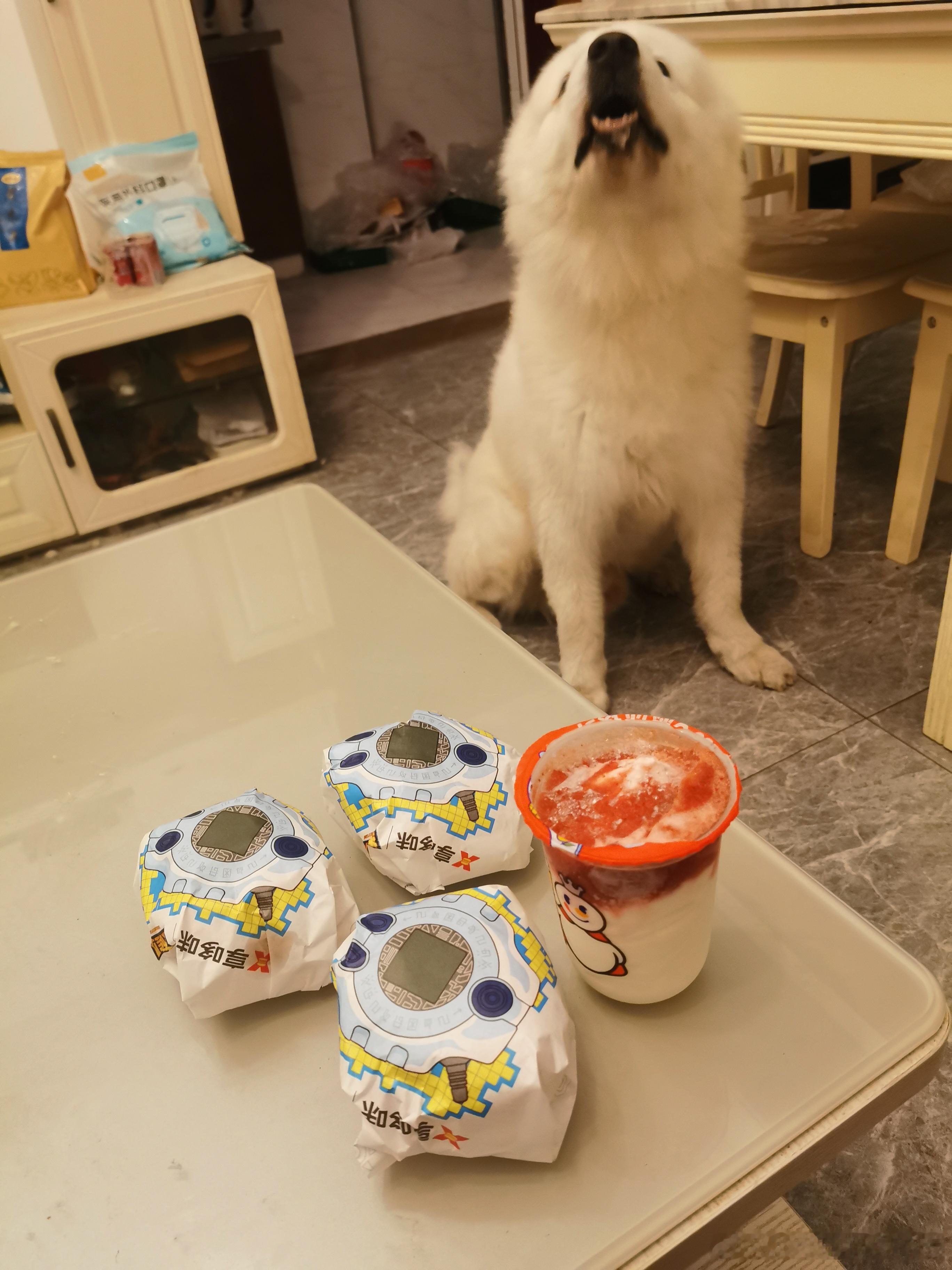 你爱我我爱你周三阴天快乐，七夕快乐！！！本周的三汉堡圣代套餐。天气终于有在30℃