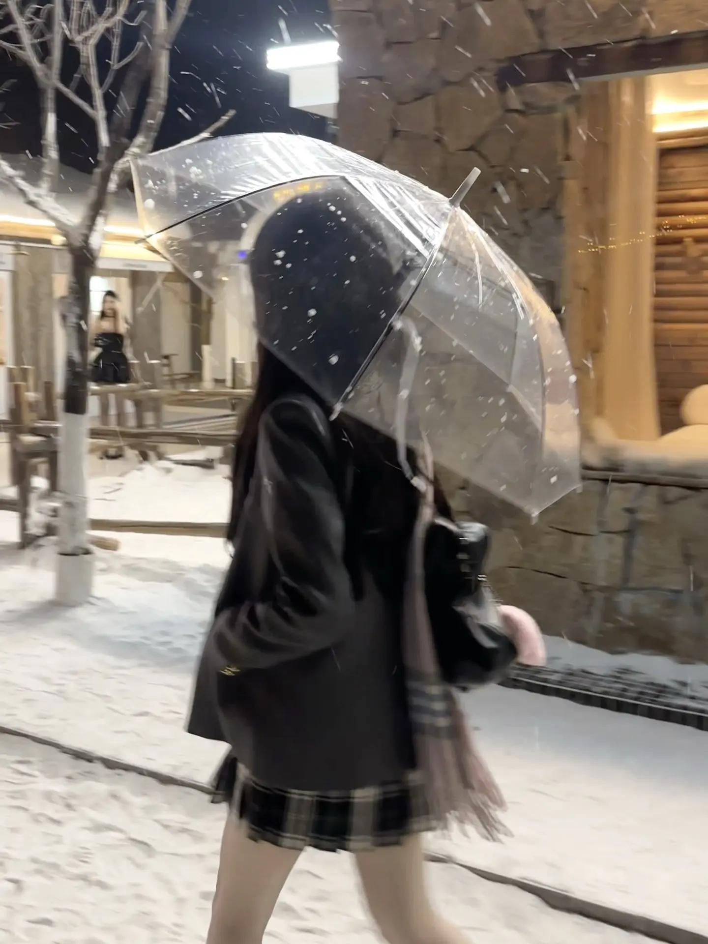 我们都不懂离别的重量 直到某天冷空气裹挟着回忆涌入