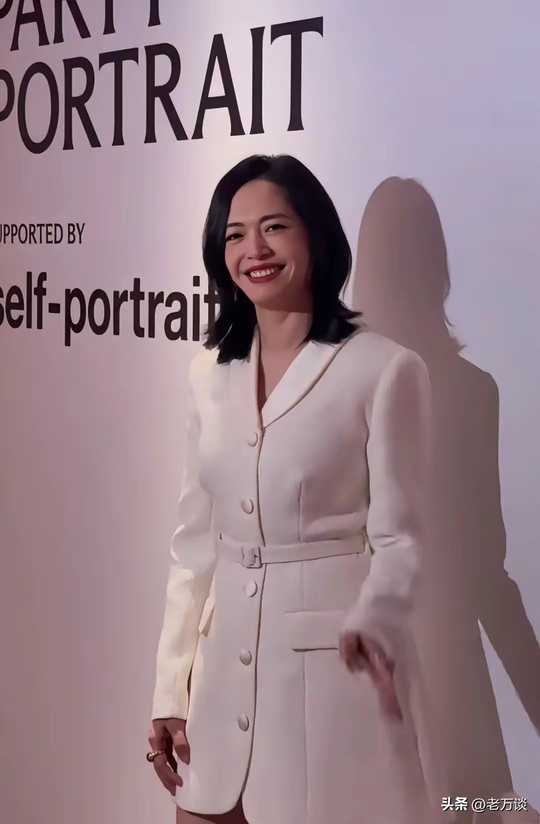 姚晨自监狱来的妈妈这部电影风波之后出席活动，在活动现场，她面带微笑跟观众打招呼，
