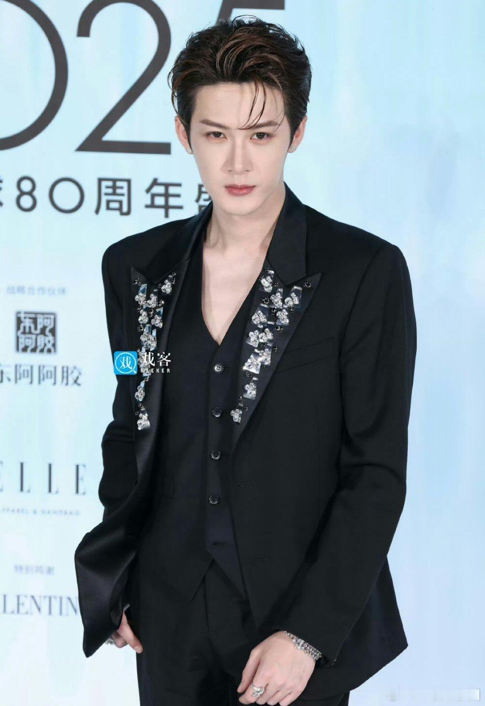 ELLE红毯卧槽！檀健次 大背头帅炸裂了！生图也是绝对的权威[彩虹屁][彩虹屁]