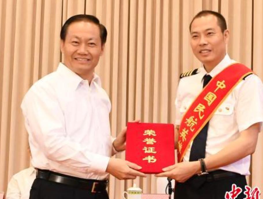全网都在喊"英雄机长"，五百万奖金铺天盖地。可记者把话筒递给刘传健的妻子邹函，她