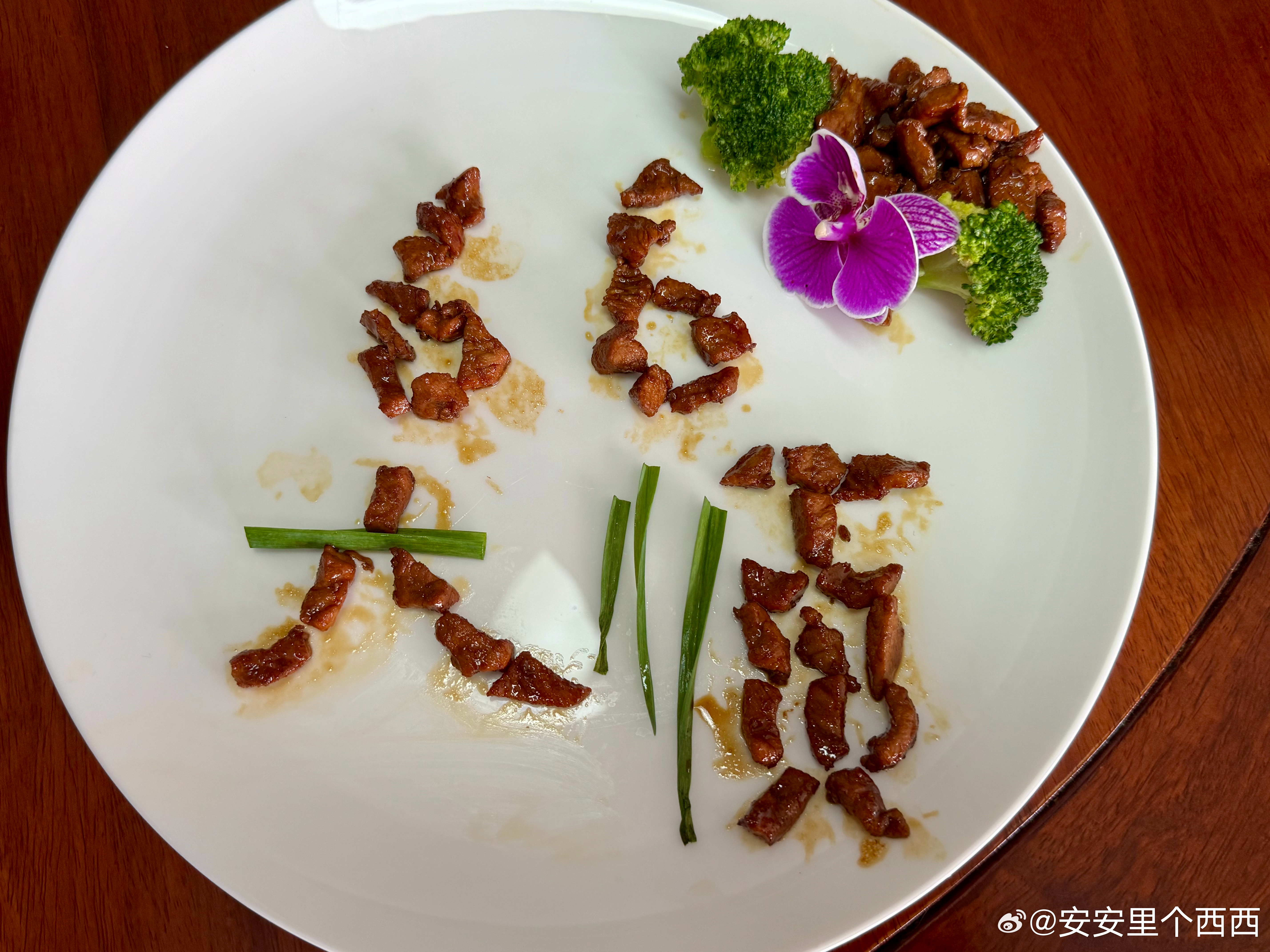 今天是安奶奶 66 岁的生日按照我们这儿的习俗女儿要给妈妈奉上 66 块肉这样妈