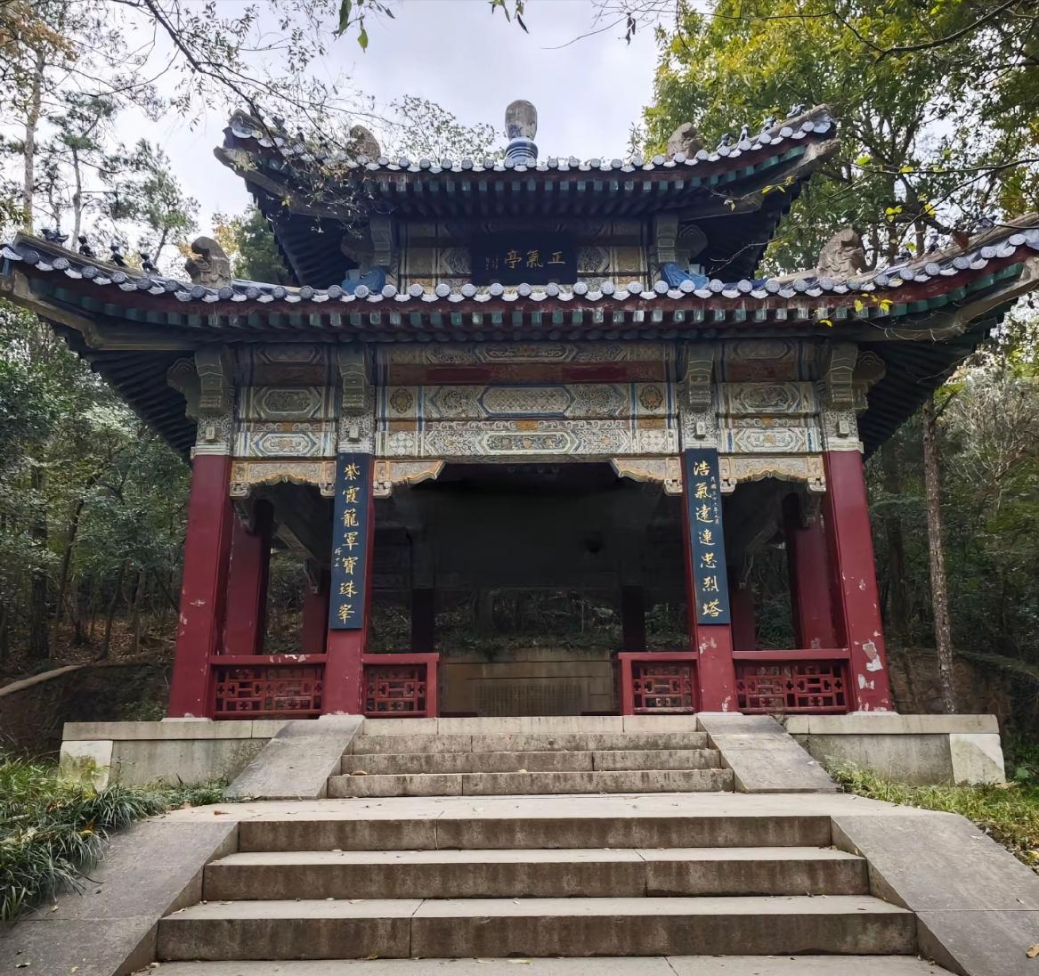 1946年，蒋介石回到南京，暗地里动了帝王心思，于是悄悄请了一位高人，帮忙在紫金