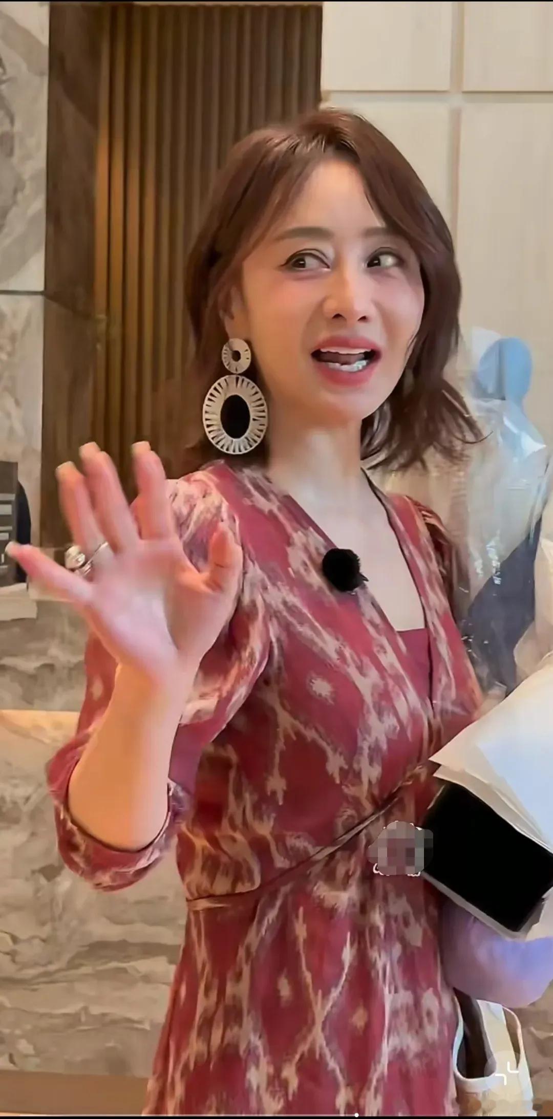 陈德容这么大的耳环就戴一个看着有点不对称。 ​​​