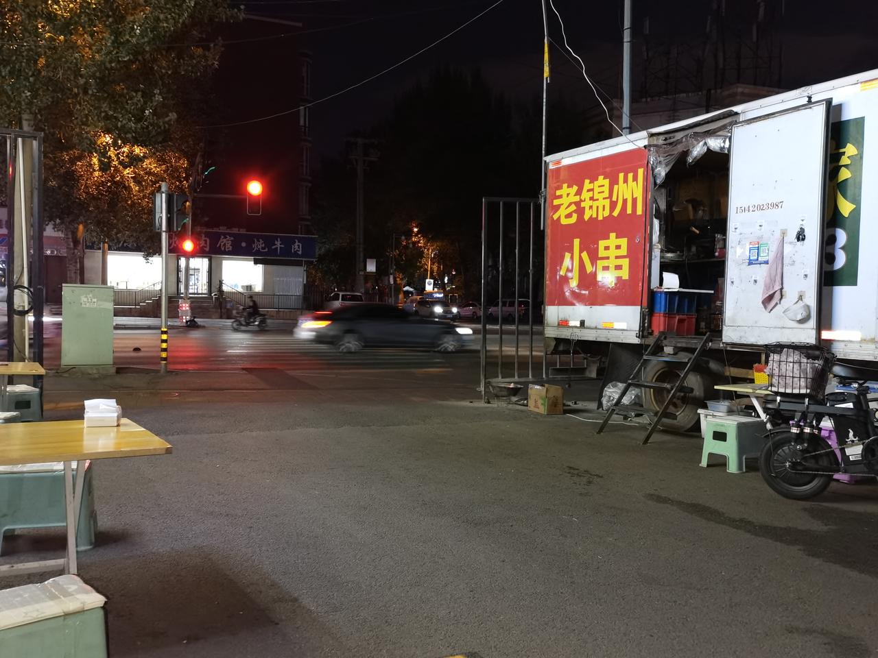 又到一年烧烤季——老锦州小串
位于沈阳市怒江街与龙首山路交叉路口附近。羊肉小串一