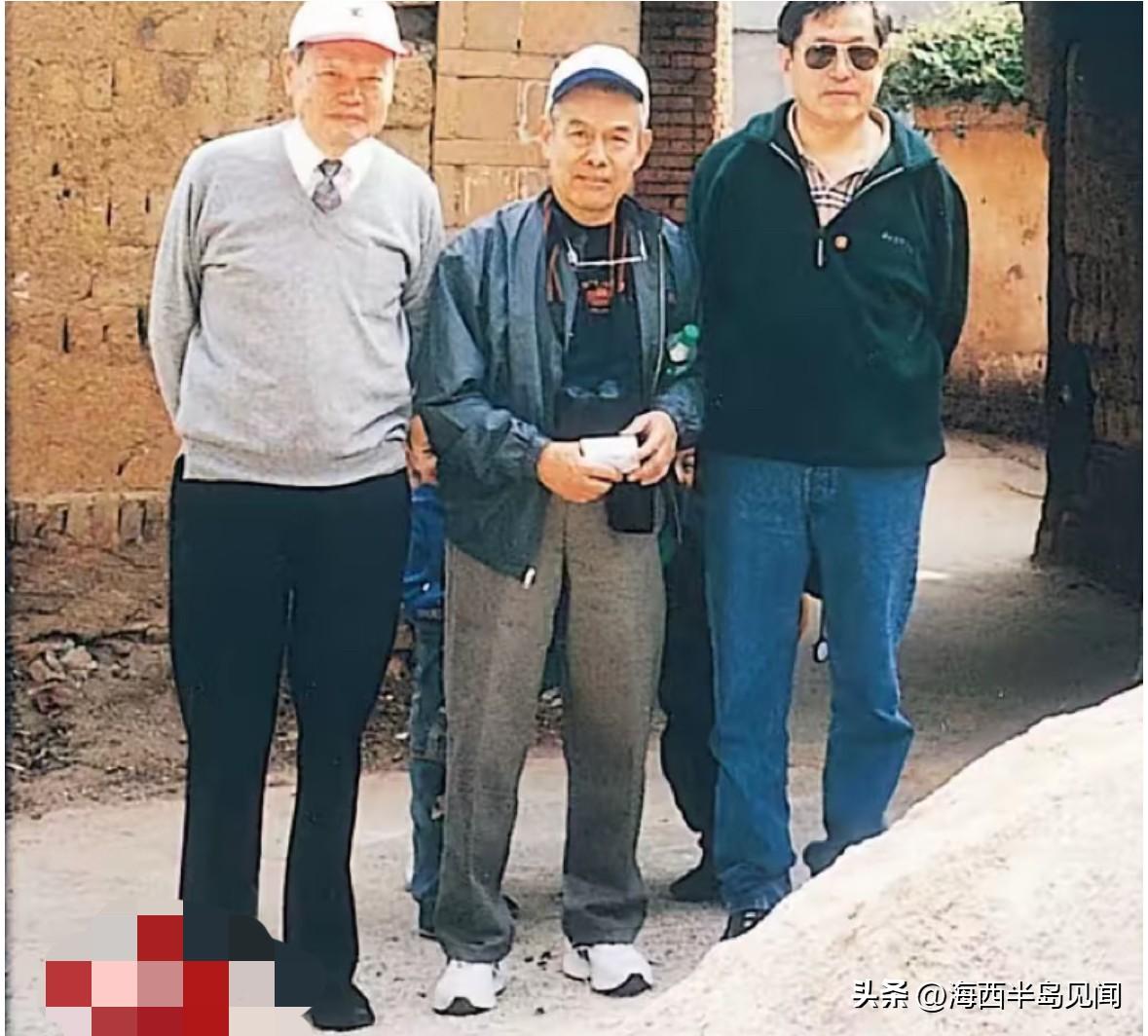2000年，杨振宁与两位弟弟回到昆明龙院村老屋门口，一起回忆往事，留下一张值得纪