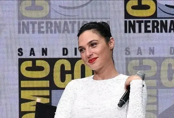 两千万的合同，缩水成四百万。
门还没关死，摔门声已经震耳欲聋。
这不是谈判，是清