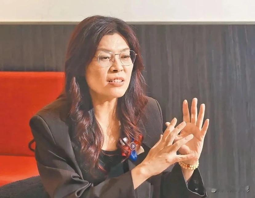 台湾政坛这波反转太炸了！
郑丽文刚当国民党主席，20天就狂揽2405名党员，新面