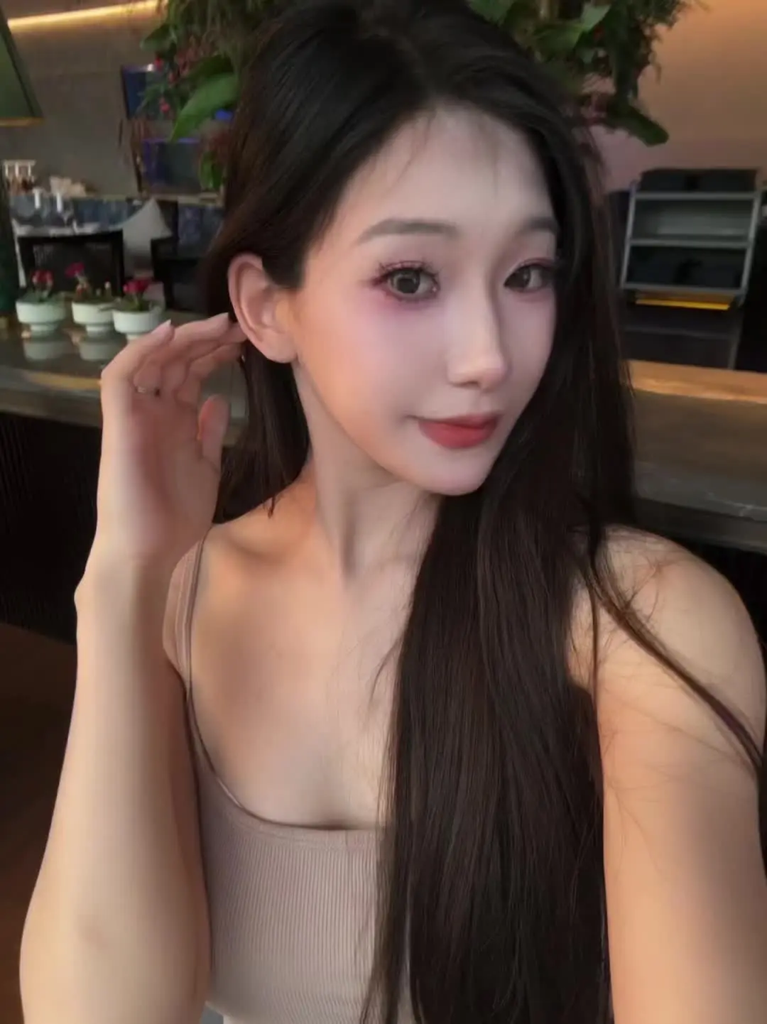 “女孩啊 也许你该像这天上的鸟 正准备绽放的花 山里的小溪 吹来的风 ...