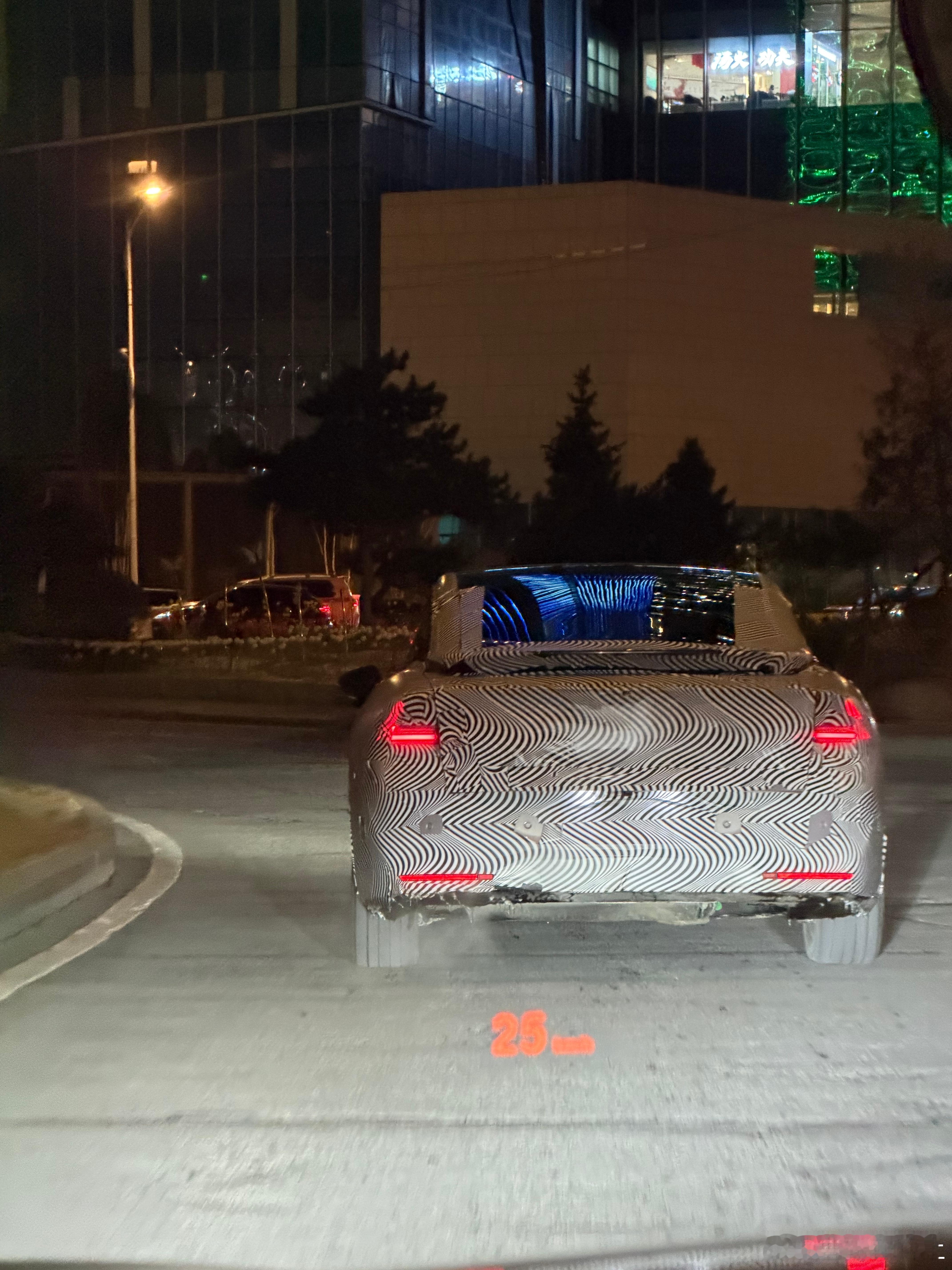 群里朋友的图片小鹏带发动机的P7+排气管子还冒烟呢···· 哈哈哈哈小鹏P7汽场