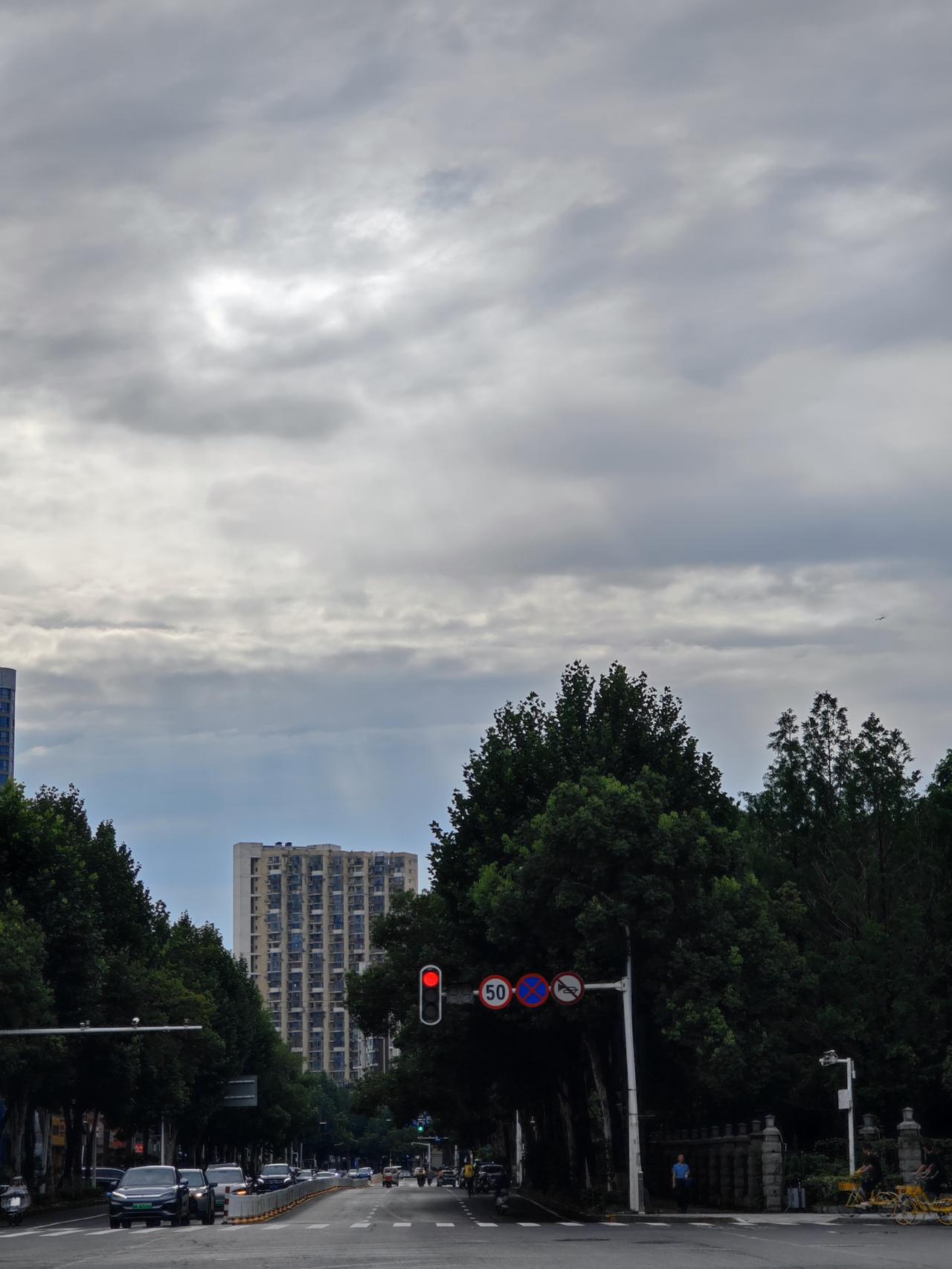 雨后的天空可以隐约看到光线穿透云层，这就是传说中的丁达尔效应吗？