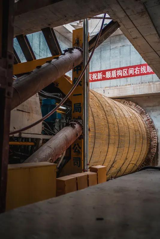 中国基建实力强劲，郑州盾构机更是出类拔萃！过去，咱们开展地下工程时，不得不花高价