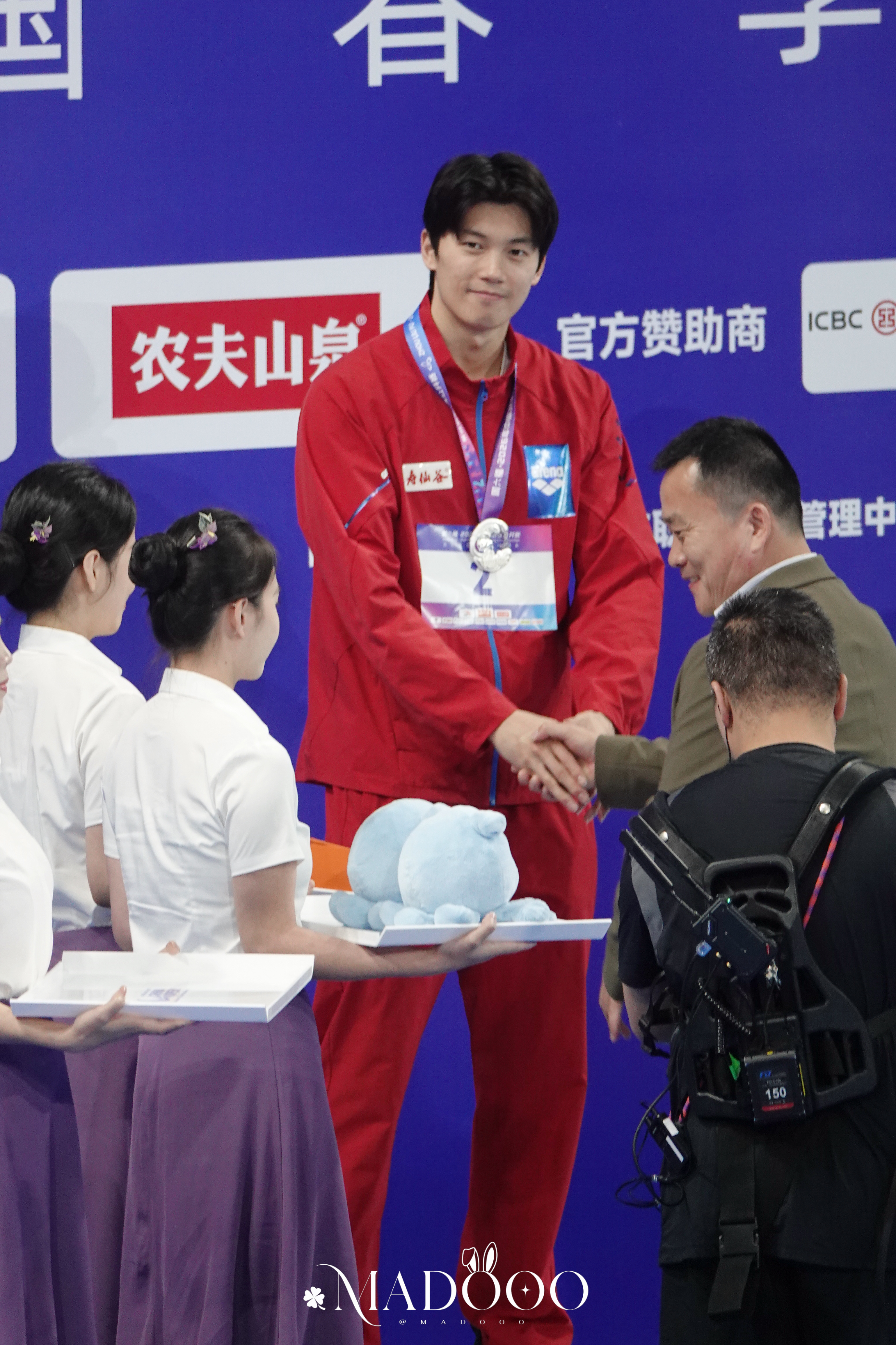 才发现😼是对我们那边笑的诶（才开始看自己拍的图