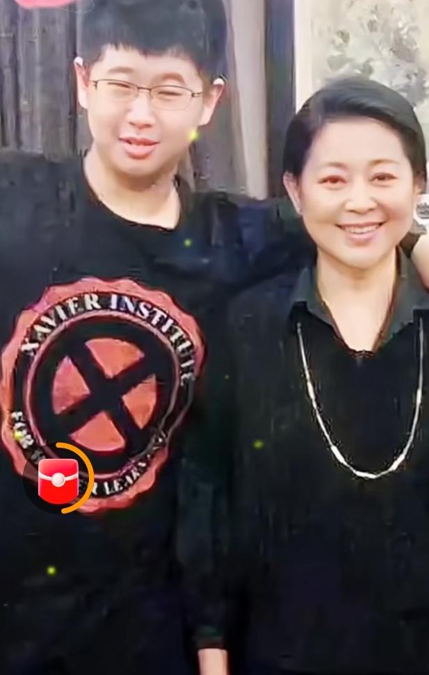 小时候的倪萍是缺少母爱的，有了家庭后，她把人世间最好的母爱都给了儿子和继子。儿子