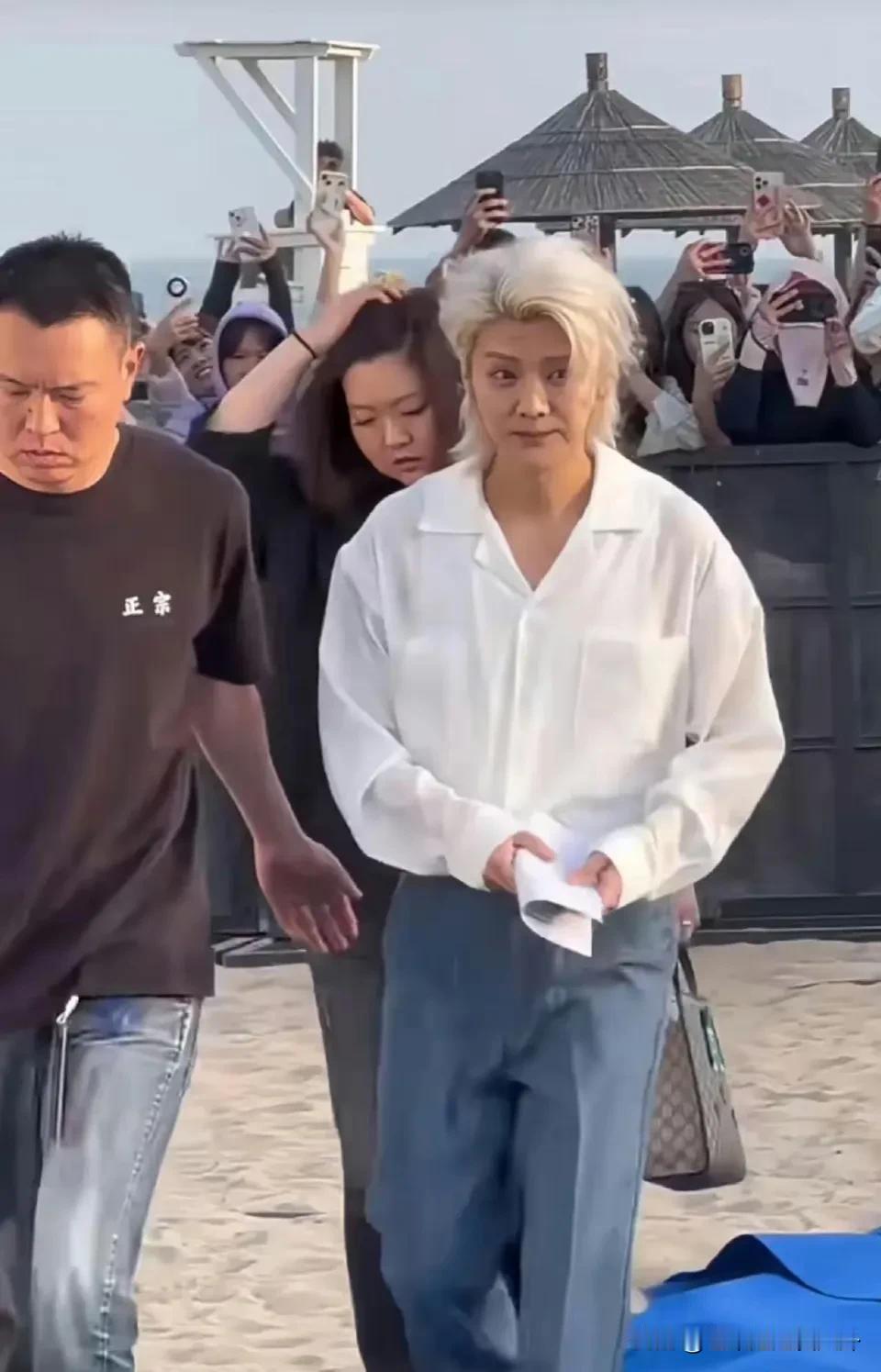 这是鹿晗吗？看上去像十八线网红，没有一点明星的气场！