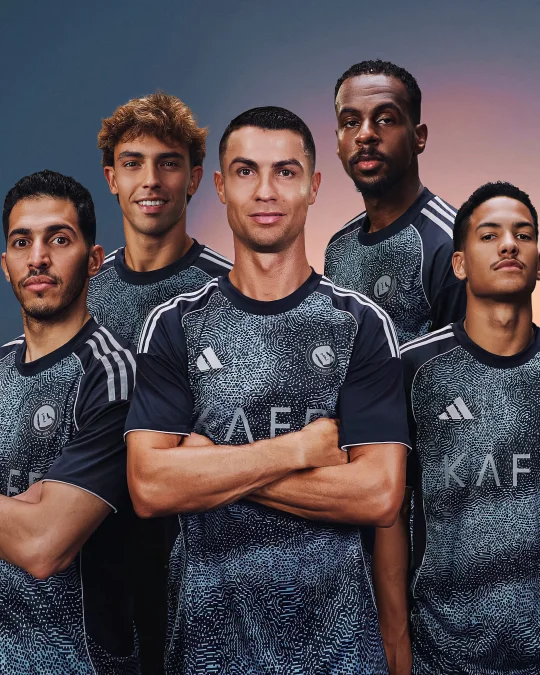 C罗新赛季球衣上身照