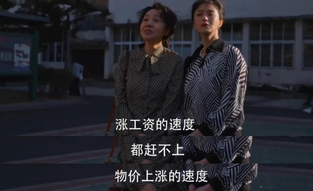 打工人三件套集体大涨价AI税正在由普通打工人承担笔记本电脑一年涨价近一倍   涨