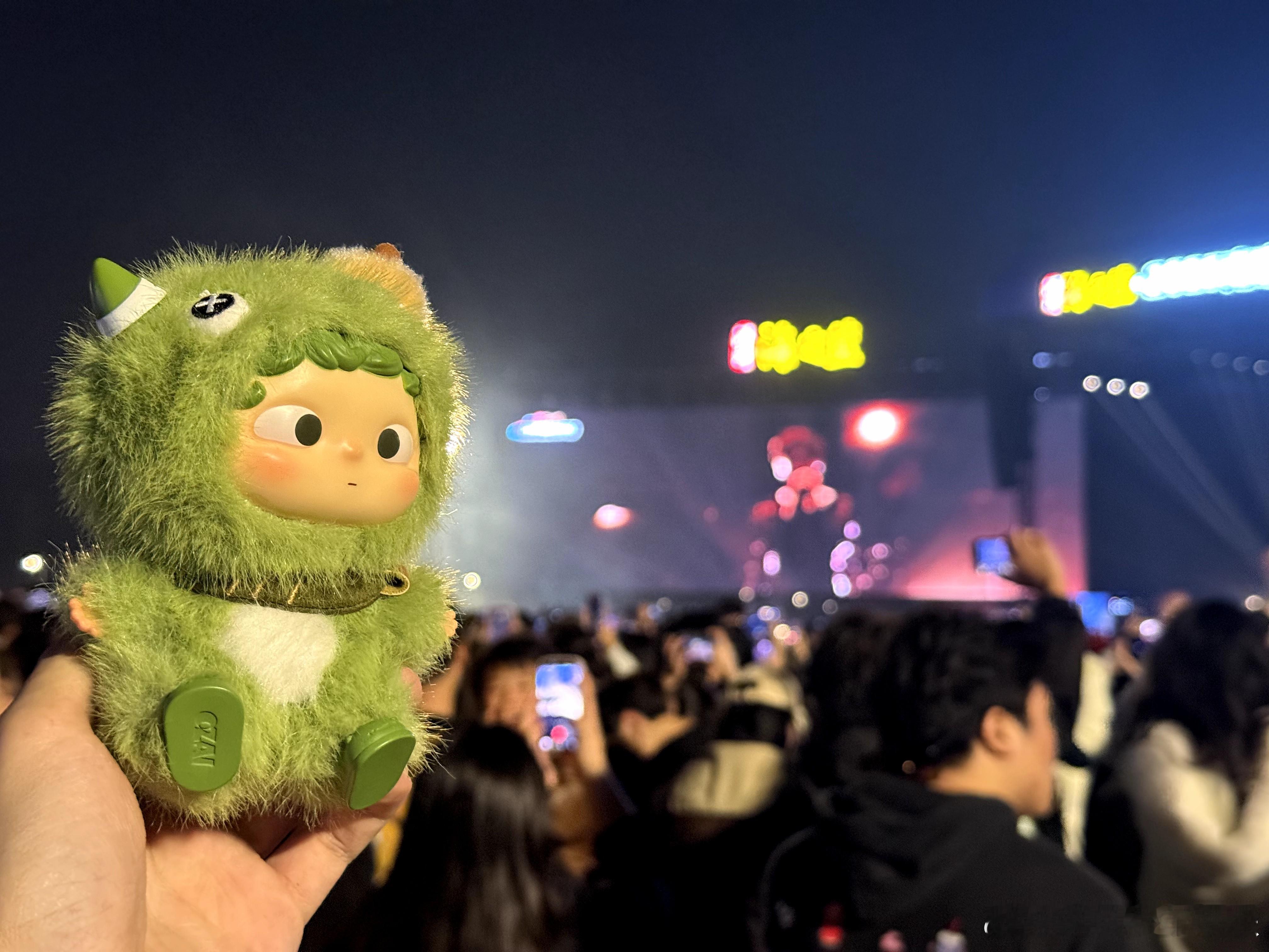 刚刷到小侯的上班图笑不活！侯明昊黑玩品牌代言人heyone黑玩Hey这世界侯侯玩