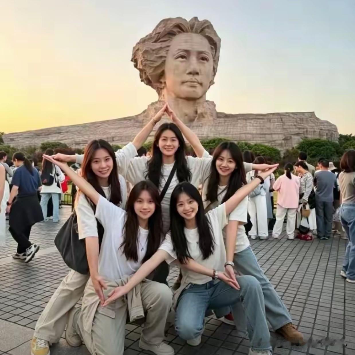 五个小姑娘的造型太用心了！感谢你们用这种方式，传递对毛主席的深情与敬意，满满的赤
