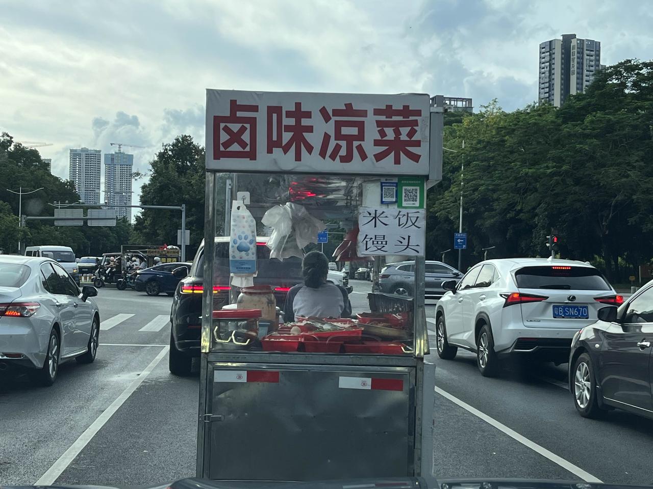 别小看这些小生意，夫妻俩在夜中闹市每晚赚个大几百块是容易的事情，就是太累，还要防