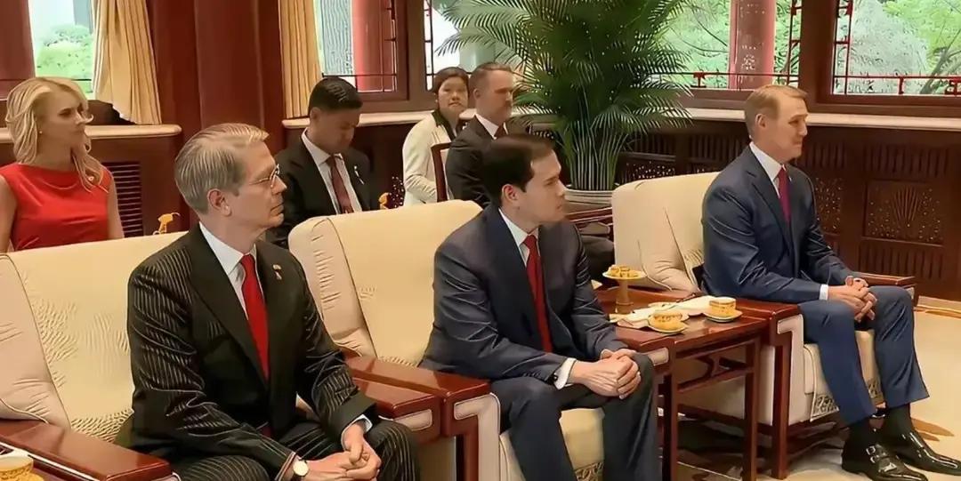 什么叫国家尊严？看看美国参议员卢比奥来中国的坐姿就是最直白的答案。

在他自己国