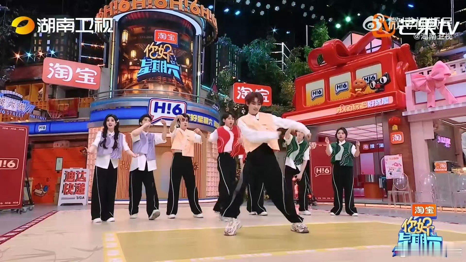 丁程鑫跳舞是统治区你好星期六看丁程鑫跳舞，就是一场视觉享受，舞台掌控力拉满。 